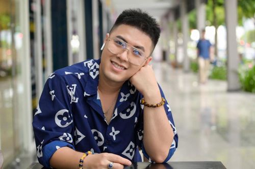 Akira Phan kể chuyện học lớp 12 tự thu âm đĩa karaoke để bán cho bạn học