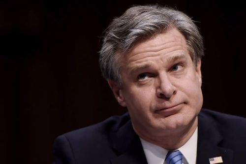 Giám đốc FBI bị kéo vào 'tâm bão' vì vụ khám xét nhà ông Trump