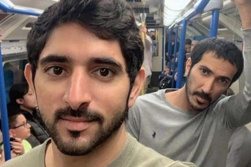 Thái tử Dubai mặc thường phục đi tàu điện ở London