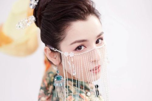 Cáp Ni Khắc Tư khóc khi nói về vụ 'clip nóng với Huỳnh Hiểu Minh'