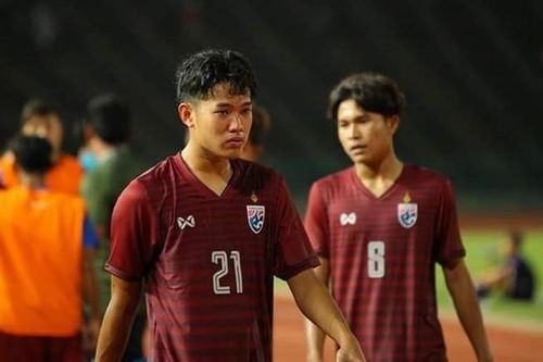 Cầu thủ U19 Thái Lan hút thuốc, uống rượu khi về CLB