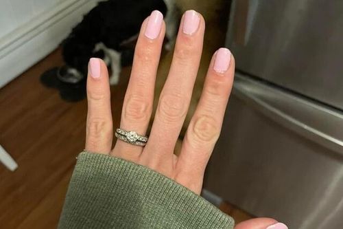 Cô gái tìm lại được chiếc nhẫn kim cương đánh rơi ở bãi biển Mỹ