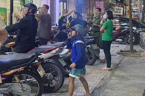 Chém hai người thương vong vì nghi điện thoại bị cài định vị theo dõi