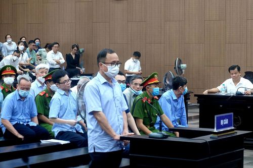 Những cựu quan chức đứng trước vành móng ngựa