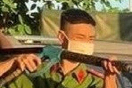 Hà Nội: Mặc trang phục công an trái phép, nam thanh niên bị xử phạt