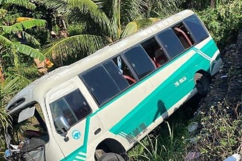 Phú Yên: Xe khách mất lái lao xuống bãi đất trống trên đèo Quán Cau