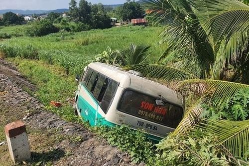 Xe khách lao xuống lề đường, hai người trọng thương