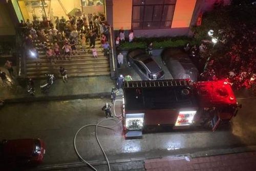Hà Nội: Cột khói bao phủ chung cư An Sinh, dân bấn loạn tháo chạy giữa đêm