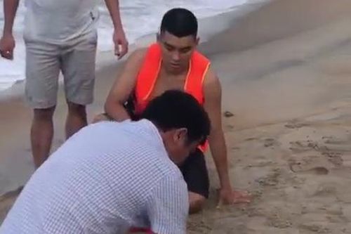 3 chiến sĩ Công an đưa người phụ nữ đuối nước 'trở về từ cửa tử'