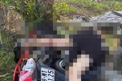 Phát hiện 1 thi thể nữ giới bên đường có nhiều vết máu, nằm đè lên xe máy