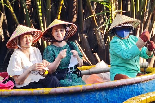 Du khách đổ xô đi chơi cuối tuần ở Đà Nẵng, Hội An