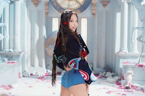 Jennie (BlackPink) gợi cảm khi đóng phim