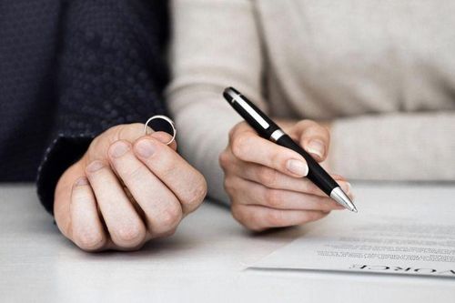 Người chồng ở Hà Nội kháng cáo vì mất 2 căn hộ sau vụ ly hôn