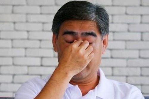 Người đàn ông nhìn mờ suốt 4 tháng vì vòi nước rửa xe bắn vào mắt