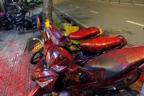 Nhiều xe đậu trước quán cà phê ở TP.HCM bị tạt sơn