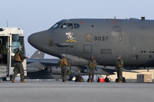 Hai máy bay ném bom B-52 của Mỹ bay qua bầu trời Balkan