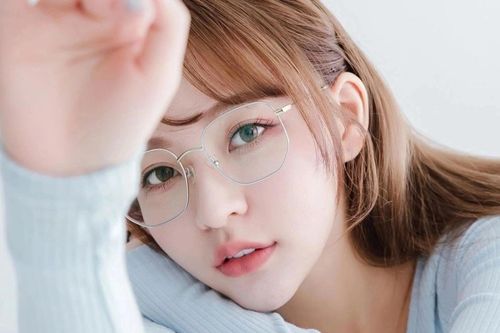 Người mẫu Đài Loan bị chỉ trích vì mặc phản cảm đi ký tặng sách