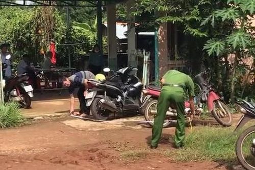 Vừa hát karaoke vừa sửa micro, nam thanh niên bị điện giật tử vong
