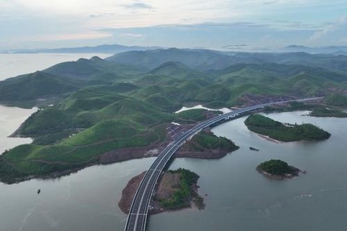 'Mục sở thị' cao tốc Vân Đồn - Móng Cái gần 13.000 tỷ trước ngày thông xe