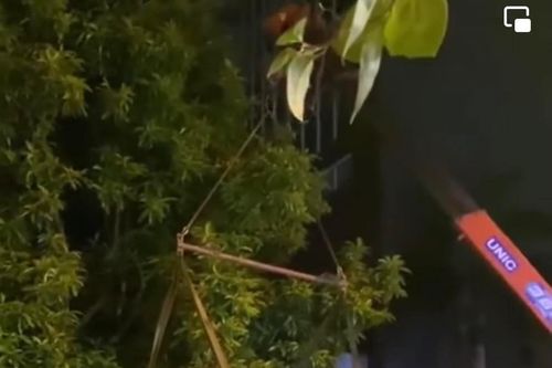 Đỗ xe chắn cửa, tài xế gặp chủ nhà 'lầy' thuê người đi giấu