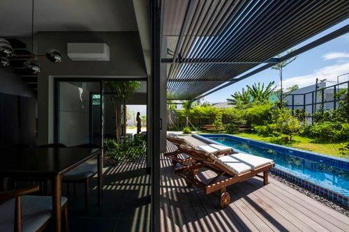 Báo Mỹ 'nức nở' khen nhà hướng Tây mát rượi giữa 'rừng' bê tông