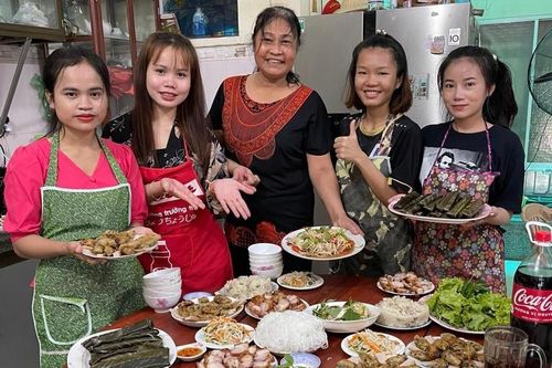 Những người 'mẹ đỡ đầu' của sinh viên Lào