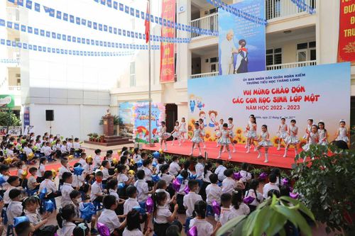 Trường học Hà Nội trang hoàng rực rỡ đón học sinh lớp 1 tựu trường