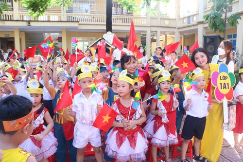 Khoảnh khắc đáng yêu của trẻ lớp 1 lần đầu tới nhận lớp, nhận cô