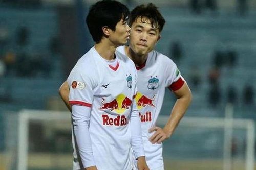 Lương Xuân Trường động viên các đồng đội sau hai trận toàn thua