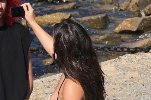 Addison Rae khoe body tròn đầy, nuột nà ở biển với bikini