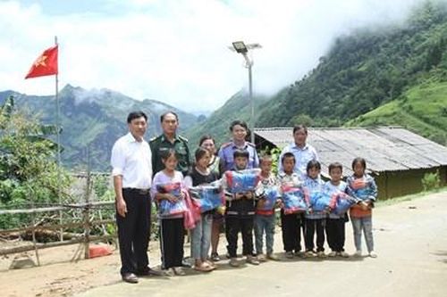 Hội Cựu chiến binh VKSND tối cao tặng quà, 'thắp sáng vùng biên' tại huyện Si Ma Cai