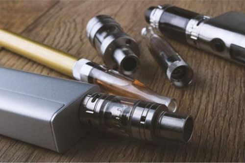7 nữ sinh lớp 11 hút thuốc lá điện tử bị nôn, choáng
