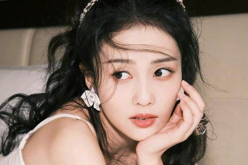 Do đâu Bạch Lộc luôn bị đánh giá thấp về ngoại hình, mờ nhạt giữa dàn tiểu hoa