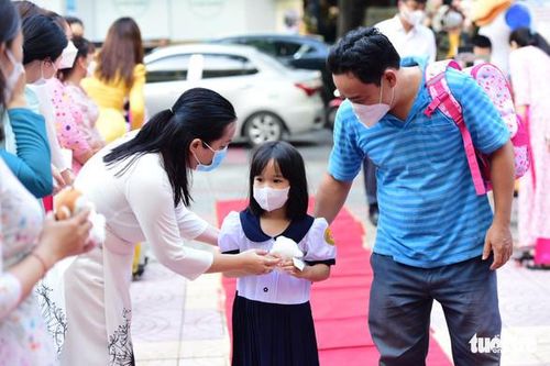Học sinh đến trường: 'Bố mẹ vui thôi đừng vui quá!'