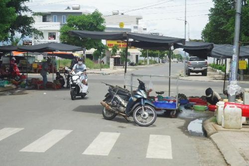 Buôn bán giữa lòng đường