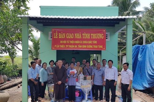Chùa Giác Tâm trao nhà tình thương, tặng quà đến gia đình khó khăn