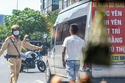 CSGT 'bắt chết' xe dù, xe khách rùa bò giữa Thủ đô