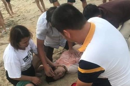 Trưởng công an xã cùng 2 CBCS hỗ trợ cứu sống cô gái đuối nước