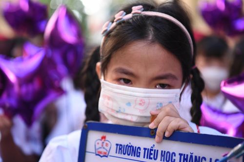 Học sinh lớp 1 mếu máo ngày đầu tiên đi học