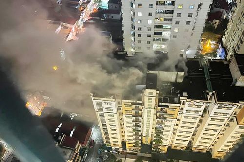 Cứu 15 người thoát khỏi đám cháy chung cư