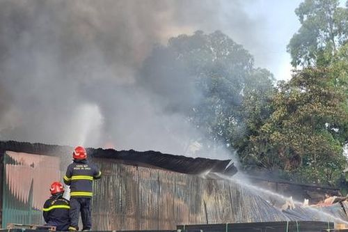 Hà Nội: Cháy kho xưởng của doanh nghiệp hóa dầu, cột khói cao hàng trăm mét, lực lượng chức năng đang nỗ lực chữa cháy