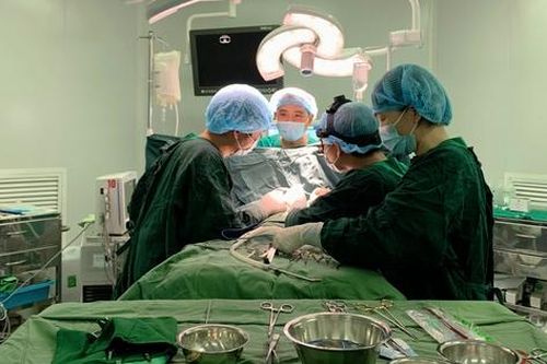 Đại phẫu thắt ống động mạch cho trẻ sơ sinh 10 ngày tuổi