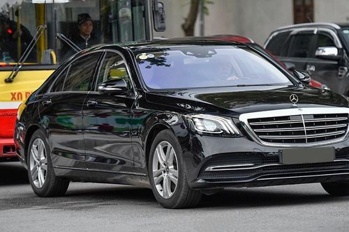 Tìm chủ sở hữu của ô tô Mercedes Benz và xe máy Forza