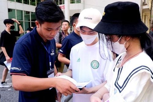 Đại học trong 'cơn bão' tăng học phí: Làm thế nào giảm áp lực cho sinh viên?