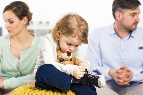 Điều cha mẹ cần làm khi trẻ tức giận