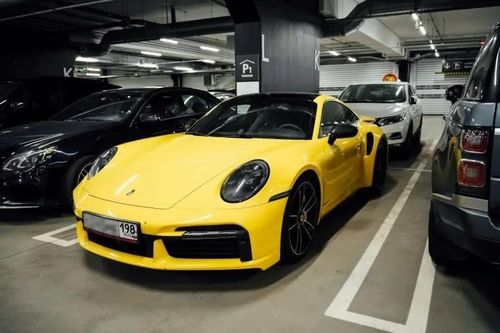 Siêu xe Porsche, Bentley của người Nga lấp kín sân bay Phần Lan