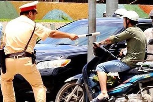 CSGT truy bắt tên cướp điện thoại giữa trung tâm TP.HCM