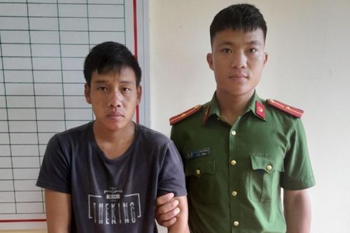 Nung nóng thanh sắt rồi dí vào người 2 cháu bé