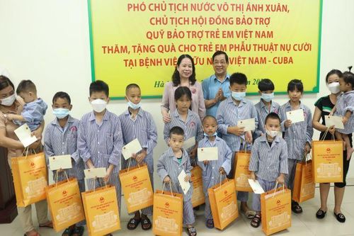 Phó Chủ tịch nước thăm và trao tặng quà trẻ em phẫu thuật nụ cười