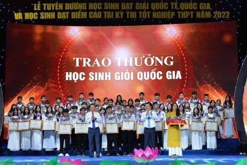 Nghệ An: Tuyên dương 140 học sinh đoạt giải quốc tế, quốc gia và đạt điểm cao Kỳ thi tốt nghiệp THPT 2022